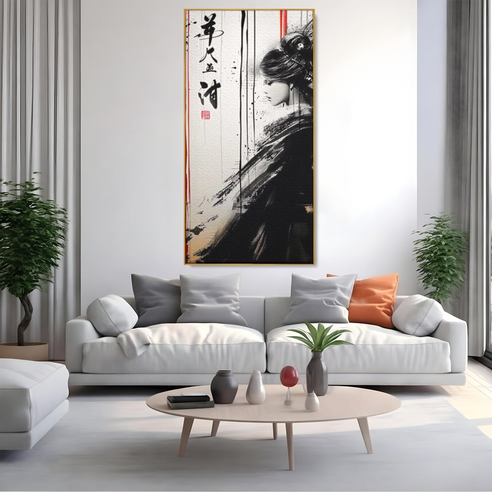 Tablou canvas cu tablou vertical cu gheisa in tus, in rama de aluminiu auriu, pe perete intr-un living